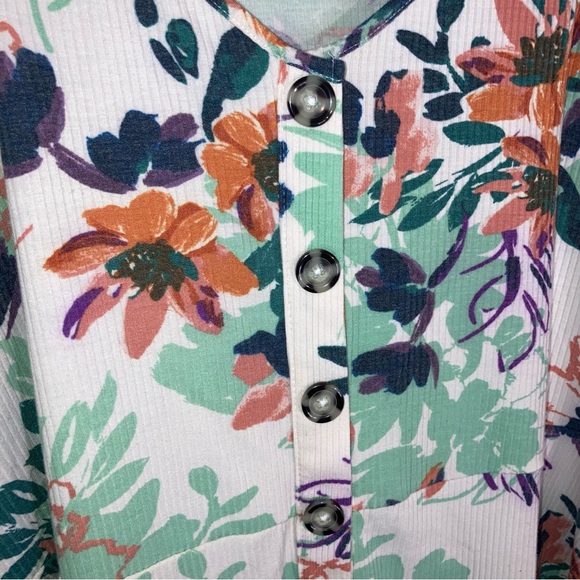 Torrid Ribbed White Floral Knit Button Front Peplum Top Size 3 - Picture 7 of 9